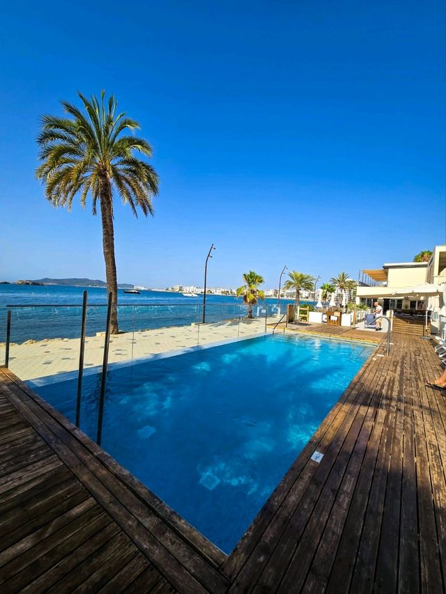 🍊💦 Aperol in hand, toes in the pool, sea in sight — living my Mediterranean fantasy 🧡🌊🍹