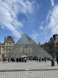  Backpacker Essentials for Paris: What to Bring and Things to Do  