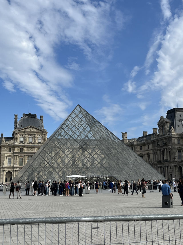  Backpacker Essentials for Paris: What to Bring and Things to Do  