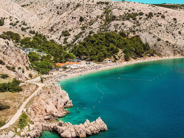 🌿 Paradise Between Rocks and Waves: Discover Bunuculuka Beach 🌊