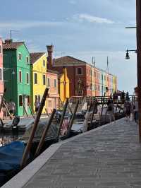 From glass-blown magic in Murano to rainbow dreams in Burano 🌈✨ Just a vaporetto ride away from Ven