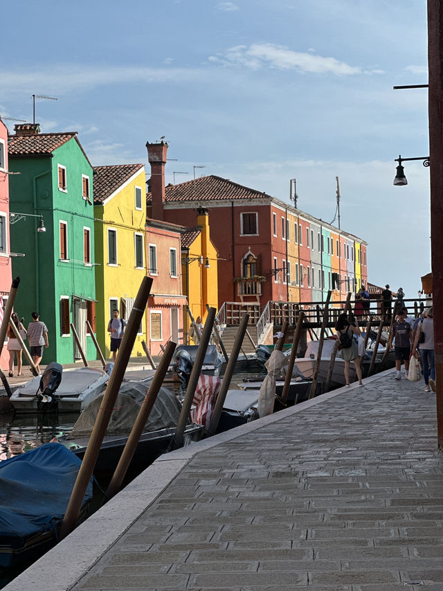 From glass-blown magic in Murano to rainbow dreams in Burano 🌈✨ Just a vaporetto ride away from Ven