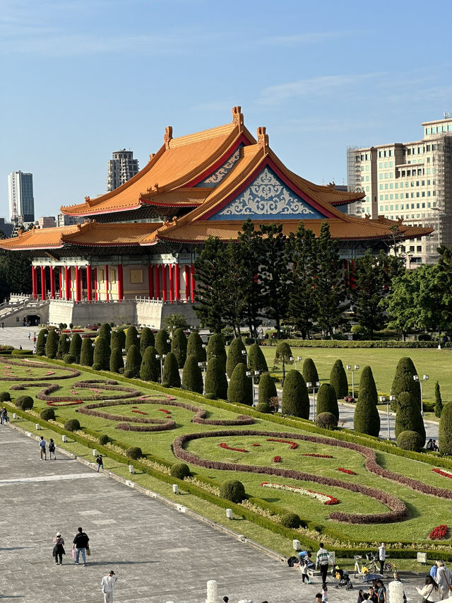 Historic Taipei Stroll: Monuments, Museums & Open Square Magic