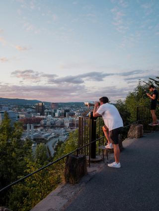 🌅 奧斯陸河畔的金色午後