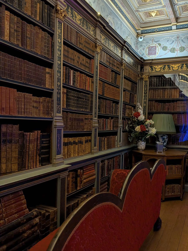 🍁 Warwick Castle – Autumn Magic Around Ancient Walls 🏰✨ 🍁 Warwick Castle – Autumn Magic Around Ancient Walls 🏰✨