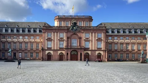Cung điện Mannheim (Mannheimer Schloss), nằm ở trung tâm thà — traveler post in Mannheim