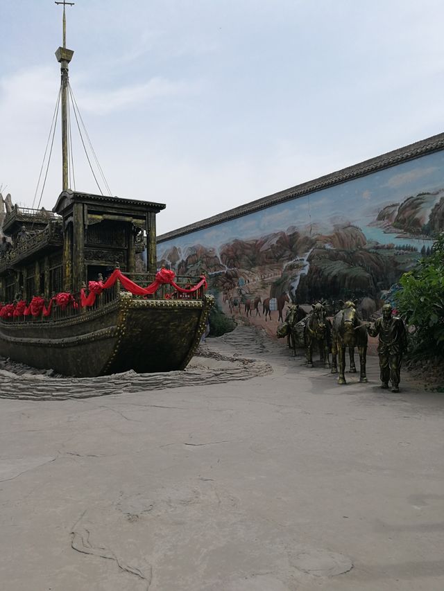 康百萬莊園在鄭州鞏義市，是過去的地主莊園，很大，象一個小城鎮，也象一個軍事城堡，有堅厚的城牆城樓炮樓，坐落在一個小山包上，主人的家園，與山西的大院很不一樣，可能他們是城裡的富商人家，而且康家很早發跡，清末時官商地位高，莊園建的很有氣勢，建築很講究，明清特色濃厚，很值得一去