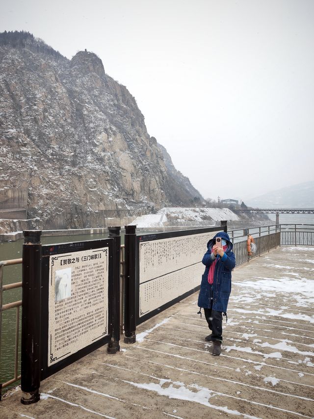 一夜雪後，濃霧中的三門峽大壩
