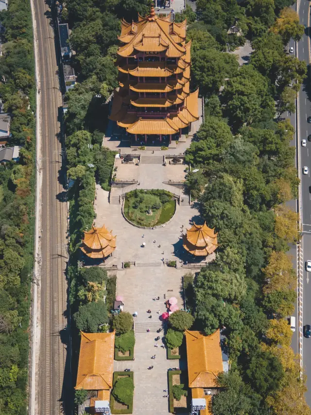 I took my parents to visit the Yellow Crane Tower, and it was only then that I understood why the ancients wrote about it in their poems