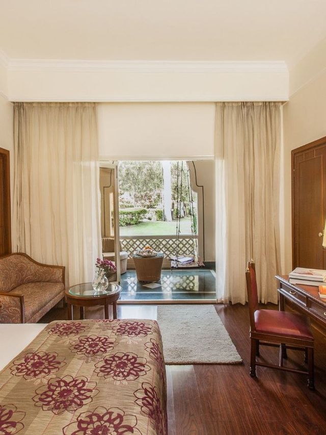 🌟✈️ Aurangabad's Top Stay: Vivanta's Luxury! 🏨🌿