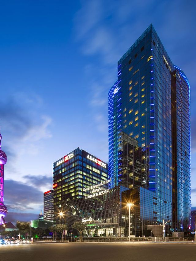 🌟 Luxe Sleeps in Shanghai's Skyline 🌃✨