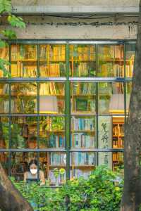 探索佛山垂虹路先行書店舊城區的文藝風景。