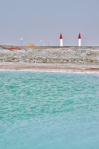 青海大柴旦翡翠湖｜湖水呈現出翡翠般的綠色，美得令人窒息。