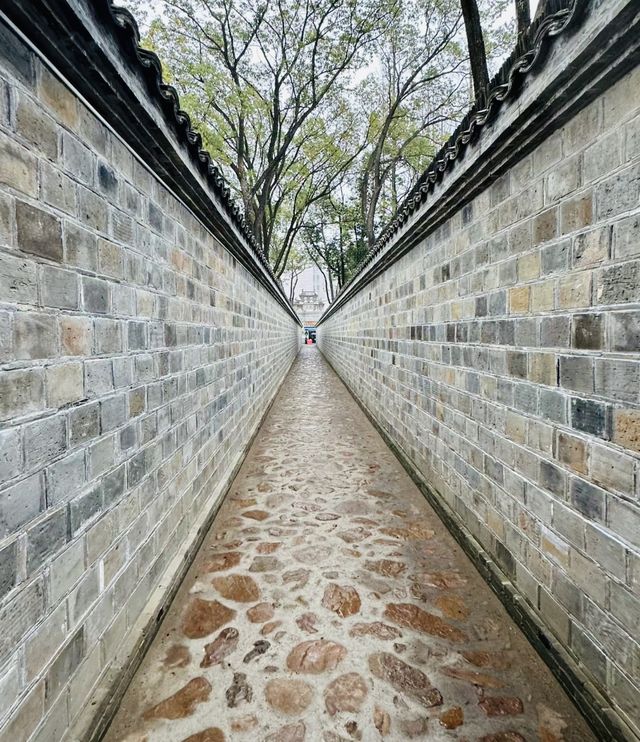 六尺巷，六尺巷，盡顯寬容的力量。