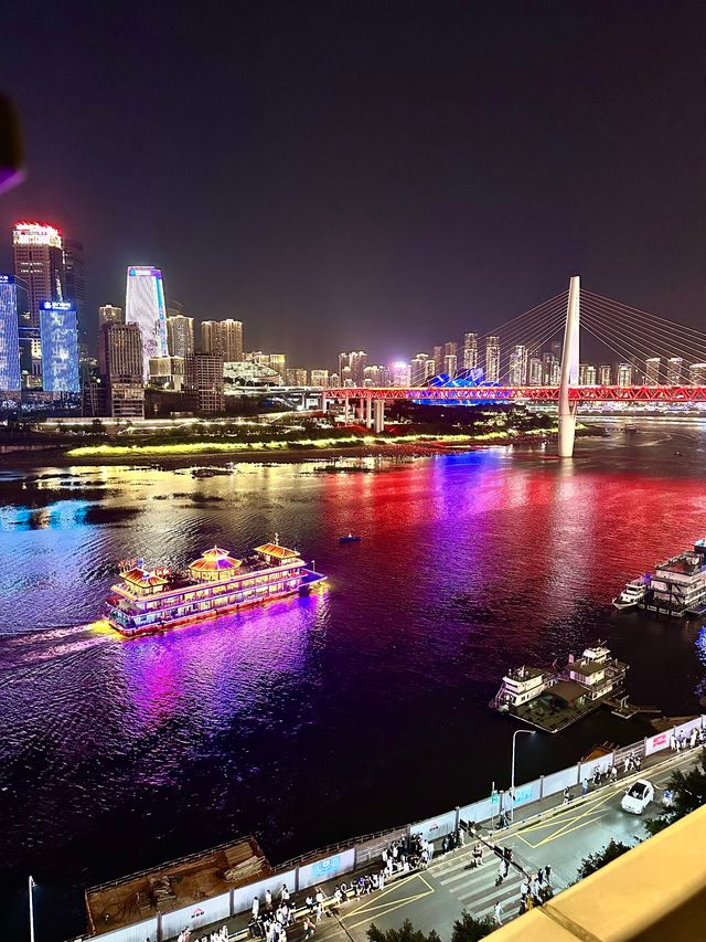 重慶一個神奇嘅江景酒店，私藏兩個打卡點