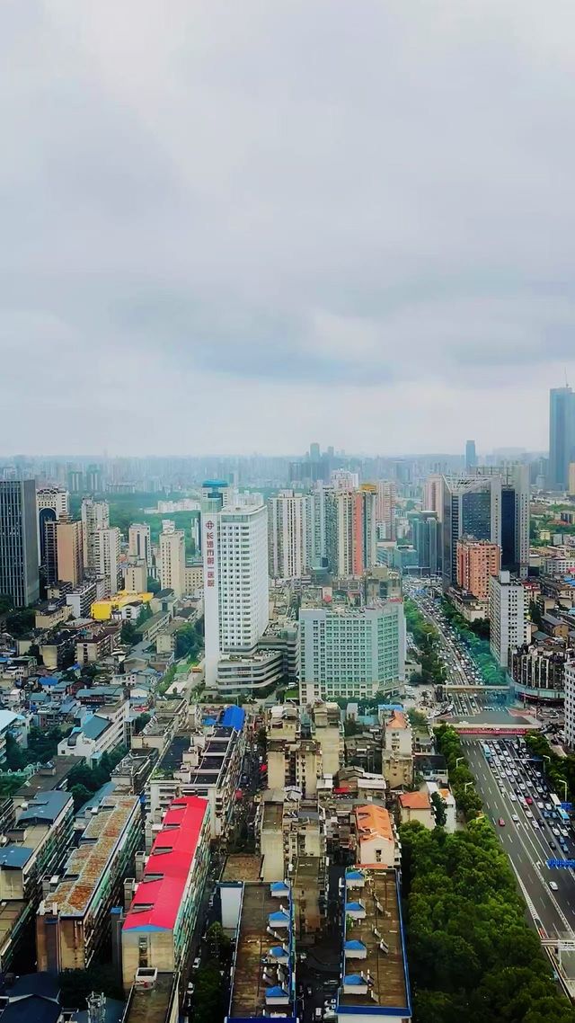 入住 · 雅緻旗艦店 總有人問，旅行的意義是什麼？ 我想，是在某個陌生城市裡，遇見讓人心動的光影與