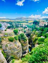 龍達（Ronda），呢座建喺懸崖上嘅白色小鎮