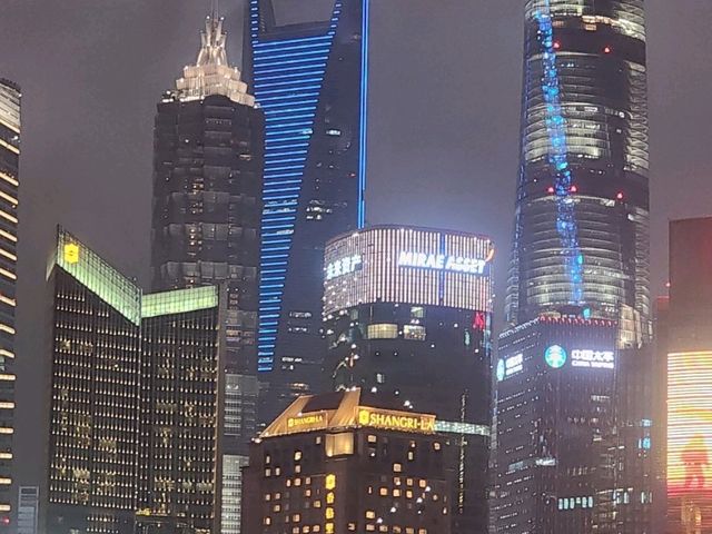 LUJIAZUI TOWERS SHINES BEST AT SUNSET
