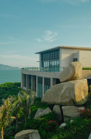 On Dong'ao Island, embark on a romantic rendezvous with mountains, sea, and poetry