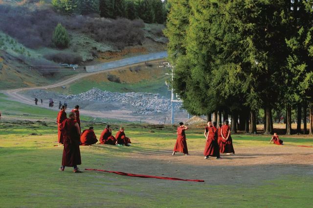 在郎木寺門前靜靜等天黑