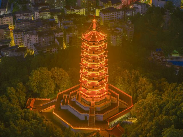定南布衣塔打卡影相，夜景影出嚟好靚