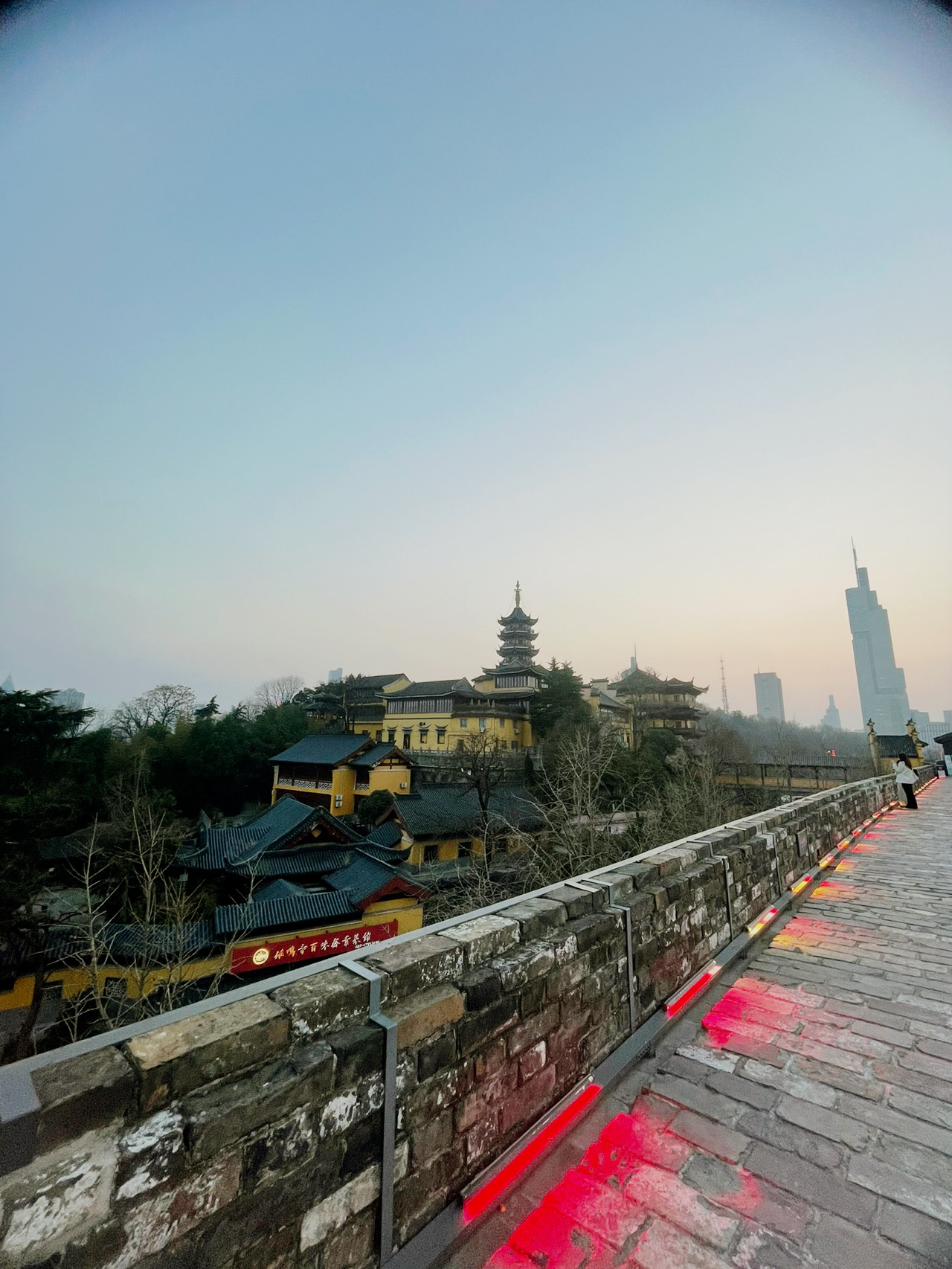 📅 南京三日遊行程
第一天：南京城牆、玄武湖和雞鳴寺三地距離很近，所以可以同一天遊覽。之後可以去德基廣場看看非常漂亮的廁所😍，還可以在這裡吃晚餐。
第二天：去棲霞山，懶得爬山，可以搭公車，上山20元，下山20元，從山頂可以俯瞰南京城😻之後可以去百家湖吃晚飯，還可以坐車兜風。
第三天：去夫子廟看看南京的古蹟。
#南京 #百家湖 #棲霞山 #夫子廟 #玄武湖 #德基廣場
