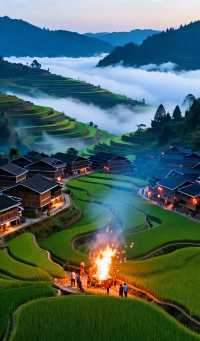 層層疊疊的田壟如天梯般蜿蜒山間，吊腳木樓隱現於雲霧中如仙境