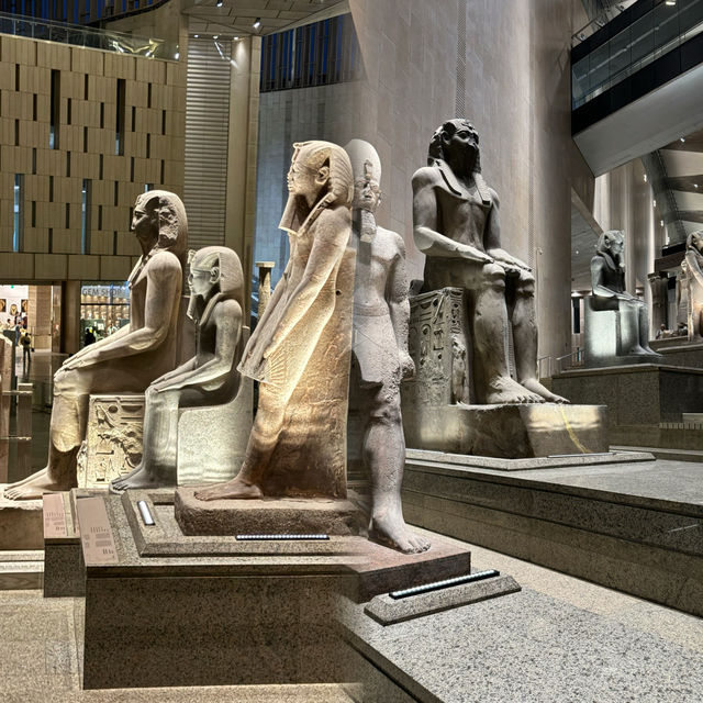 在埃及博物館門口大哭後… 在埃及博物館門口大哭後…