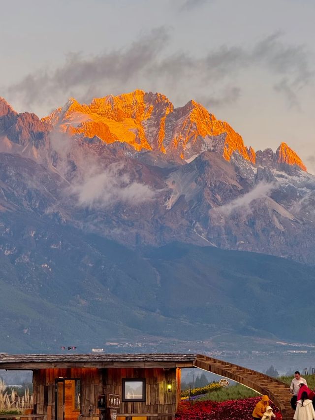 玉龍金山晨光絕美