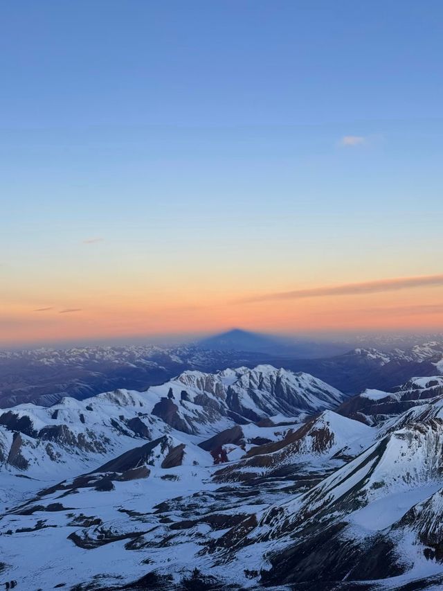 祁連山秋冬奇遇：從色彩派對到靜默雪國 