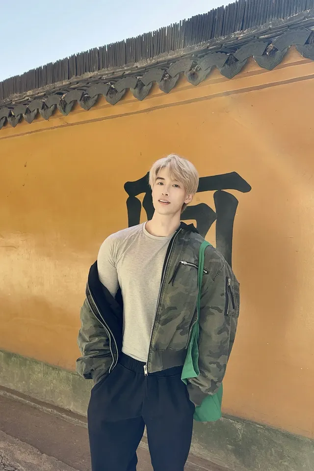 以深悲宏願照亮黑暗，以智慧恆心守護眾生