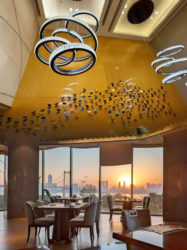 武漢江景天花板住希爾頓躺著看兩江交匯,下個樓就是江漢關! 武漢江景天花板住希爾頓躺著看兩江交匯,下個樓就是江漢關!