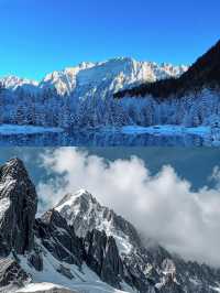 站在雪山之巔，我仰望那片浩瀚的星空，彷彿置身於宇宙的懷抱中。每一顆星星都閃爍著獨特的光芒，它們像是大