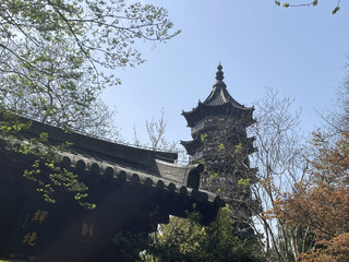來南京旅行,牛首山絕對值得你專誅一趟!不同於市區明孝陵、夫子廟的歷史古蹟,牛首山文化旅遊區兼具中式禪意與現代設計感,近距離領略佛門靜謐與山水如畫的美,大熱天行程非常舒服又治癒。這裡東西合璧的建築和室外人文景觀交錯,特別是晴天拜訪,景色簡直不用濾鏡!
南京牛首山文化旅遊區亮點
牛首山素有“江南第一名山”之稱,曾是歷代高僧修行之地。最大看點是佛頂宮,從外到內盡顯大氣磅礡。室外,你可以打卡恢宏的禪意建築,步入佛頂宮後,挑高圓頂、金碧輝煌的內殿搭配溫潤的燈光,讓人瞬間靜下心來。逛累了就到戶外的樹蔭下歇息,享受一下慢時光。夜晚的佛頂宮亮燈後,現代建築的光影與山體呼應,拍照特別美。
佛頂宮室內感受
我的實感是,一進去就感受到空間的震撼——不管是圓頂造型還是內部陳設,都很有宗教儀式感。即使對佛學不感興趣,也可以純欣賞建筑藝術和清幽氛圍。夏天進來特別涼爽,很適合慢遊、發呆、拍照。
完整攻略
1️⃣ 佛頂宮
這裡是牛首山的精華,建議無論晴天或小雨都要進去坐坐。殿內有珍貴的佛頂骨舍利展示,建築配色以金色為主,拍人像也很上鏡。
2️⃣ 建築巡遊
牛首山不單止佛頂宮,園區內有多座中式及現代建築,樓層造型、門廊、窗花都很值得細看。白天拍大景,夜晚留意花園一隅的燈光,非常出片。
3️⃣ 戶外休閒
天氣好時,不妨在牛首山步道上散步,山腳的各種植物,與建築形成一種和諧美。不少樹蔭休息區備有長椅,可以一邊補水一邊呆著放空。
4️⃣ 餐飲推薦
景區內有配套餐廳,主要供應簡餐、素食與便餐,如曼殊齋(牛首山內)供應素食套餐,人均50元左右,也可以自備輕食、簡餐。
實用小貼士
· 門票:145元(建議網上提前購票省時)
· 地點:江蘇省南京市江甯區甯丹大道18號
· 開放時間:08:30-17:30(16:30停止入場)
· 建議穿著:牛首山景區範圍大,穿運動鞋最合適
· 拍照必備:晴天建議帶墨鏡和防曬,夜晚則可以一試長曝光
· 交通:市區自駕約40-50分鐘,有地鐵S1號線至軟件大道轉乘公交即可抵達
遊後感
作為一個不算特別信佛的人,這趟牛首山行程卻意外療癒,尤其佛頂宮內的靜謐氛圍,無論來拍照還是純散心都很值得,適合想逃離城市喧囂、感受不同建築和人文氛圍的朋友。
#南京旅遊 #牛首山 #佛頂宮 #人文自然 #建築美學