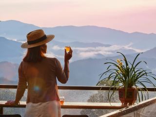 At Yiyechun Scenic Guesthouse during sunset, I chose to enjoy the beautiful scenery on the balcony with a drink.