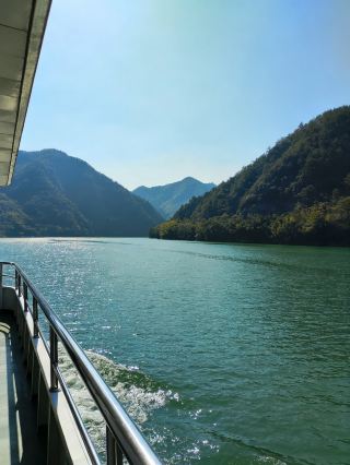 絵画「富春山居図」の世界を実際に巡るツアー！船旅で、まるで妖精の国のような景色を体験しよう。