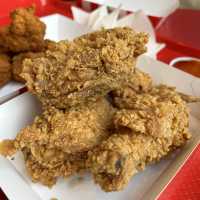 KFC สาขาเสรีไทย กร๊อบ กรอบ
