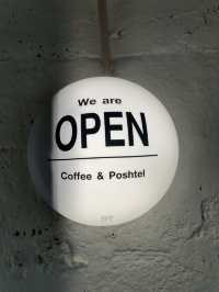 233 Poshtel คาเฟ่ บาร์ และที่พัก