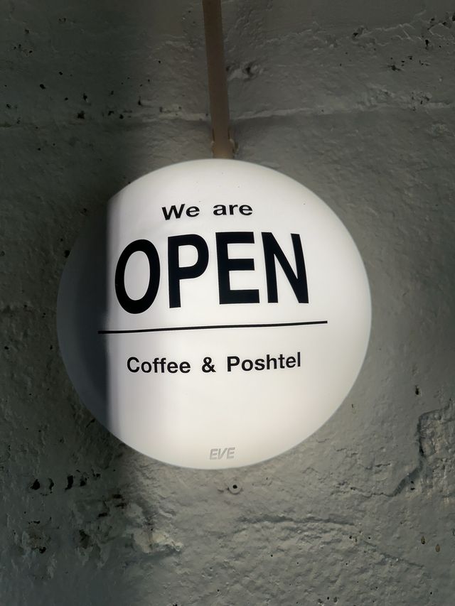 233 Poshtel คาเฟ่ บาร์ และที่พัก