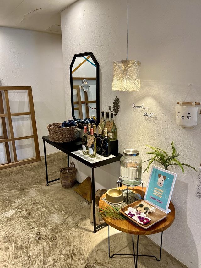1인실부터 가족실, 반려동물들을 위한 룸 그리고 카페까지 겸비한 숙소를 소개합니다:)