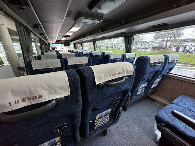 福岡空港→高知(龍馬)空港へ。JAL『エンブラエル』で高知へ飛ぶ。