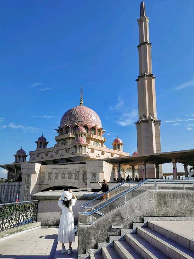 The unique architectural of the ‘Pink Mosque’