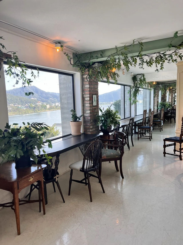 〖 韓国・ナムヤンジュ市〗川沿いの綺麗な景色を眺めながらゆっくり過ごせるカフェ☕️✨