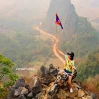 จุดชมวิว "ผาหนามไซ" ผาวัดใจแห่งวังเวียง
