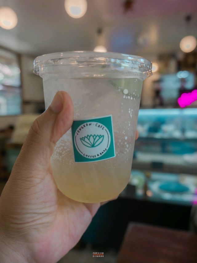 คาเฟ่ในสวนใกล้สนามบินสุโขทัย