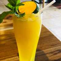 來峇里島「十大必吃餐廳」之一，喝杯新鮮果汁冰沙，大杯爽快：Warung Mina Legian