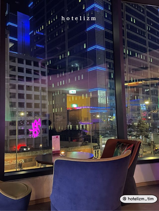 다채로운 색감의 향연이 펼쳐지는 호텔바🏨