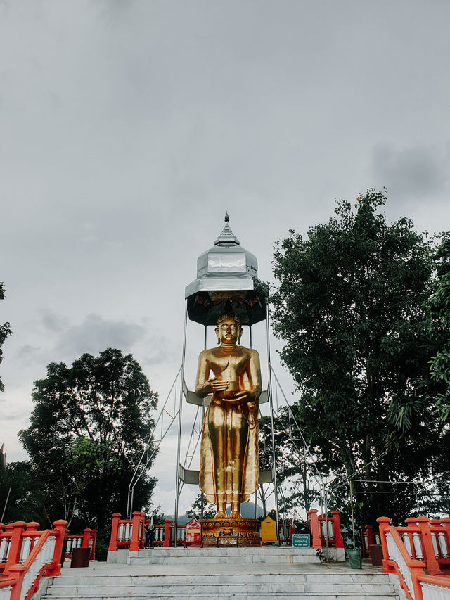 วัดท่าตอน เจดีย์แก้วสีม่วง