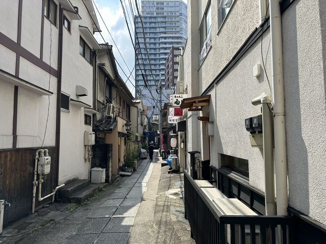 東京・新宿区。『車力門通り』を歩く。