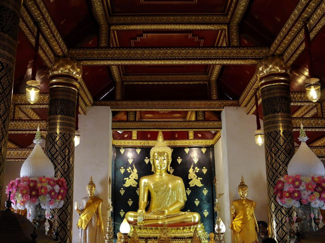 สักการะพระพุทธชินราช พิษณุโลก